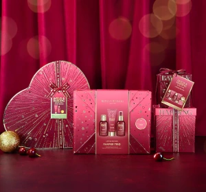Baylis & Harding Midnight Cherry zestaw prezentowy pianka do kąpieli 100 ml + spray do ciała 95 ml + balsam do ciała 50 ml